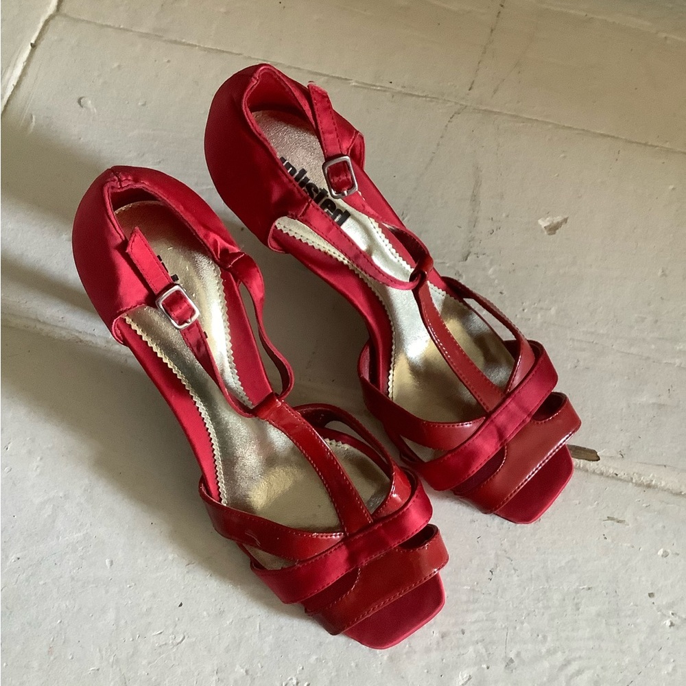 Unlisted heels red new y2k display size 8 vintage 2000s